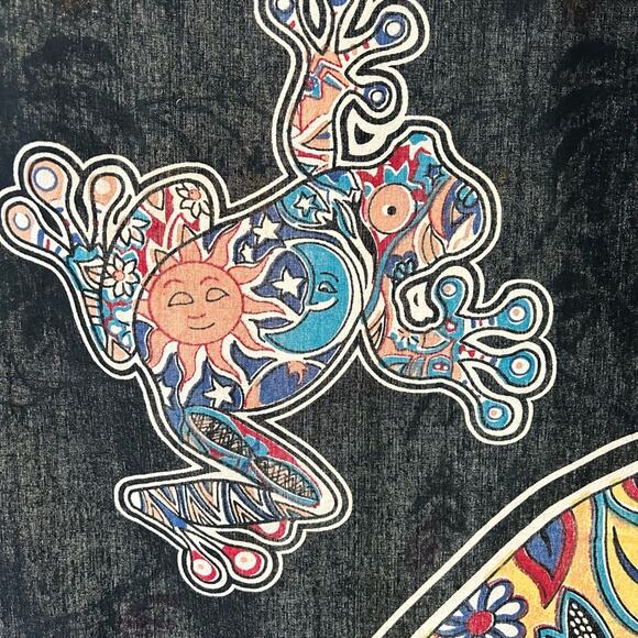 Vertical psychedelic mushrooms on frog tapestry - Picture 7 of 7